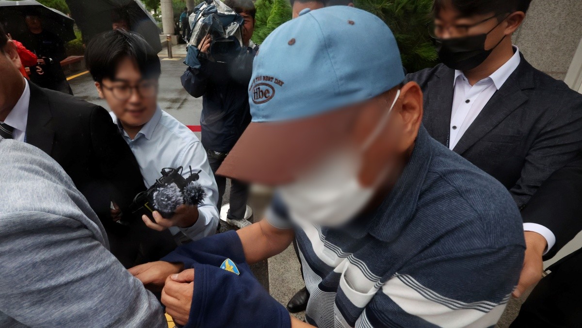 수사 비위 혐의를 받는 장윤기 사건 당시 수사팀장이 8일 영장실질심사를 마치고 나왔다. / 뉴스1
