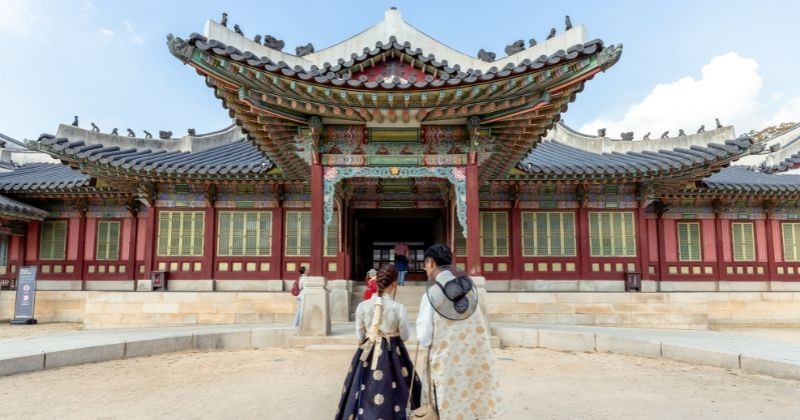 한복을 입고 한국의 전통 궁궐을 둘러보는 외국인 관광객. / 셔터스톡