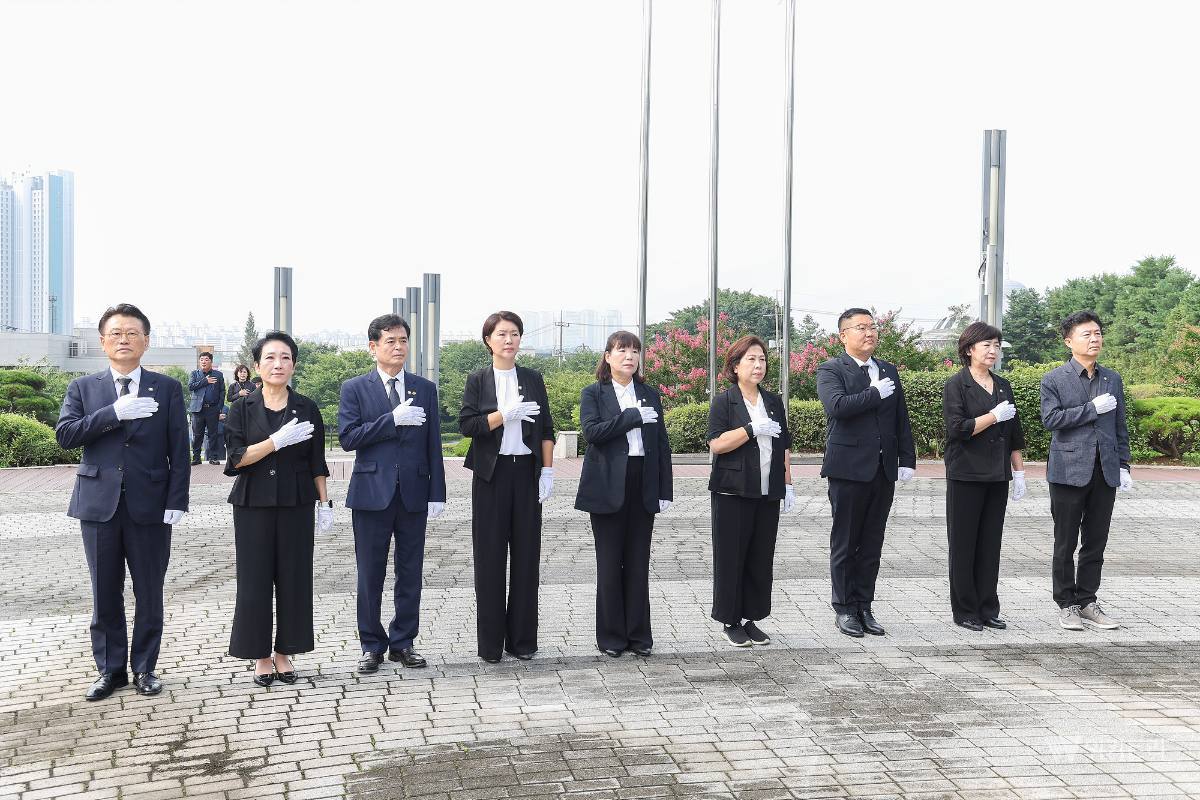 고양특례시의회 의장단, 현충탑 참배로 제10대 의정활동 시작
