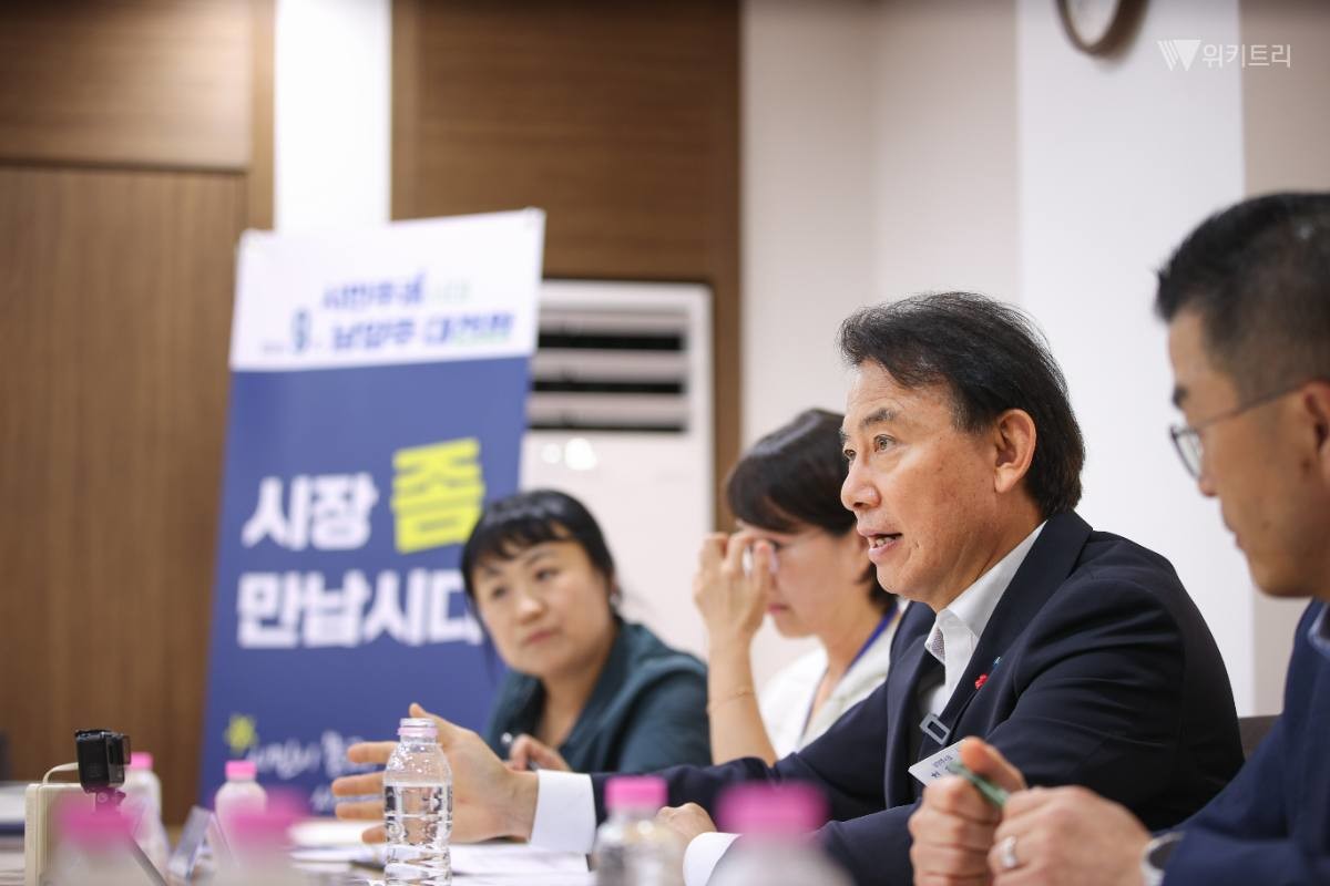 ‘시장 좀 만납시다’에서 시민들과 소통 중인 최현덕 시장