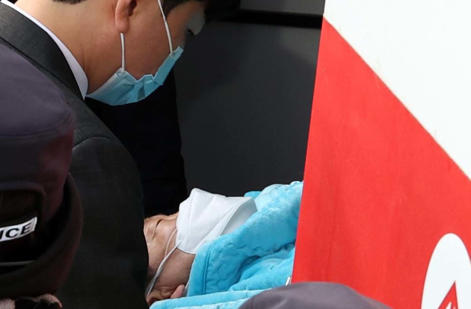 부산에서 신원 미상 남성에게 피습을 당한 이재명 대통령(당시 더불어민주당 대표)가 2024년 1월 2일 오후 서울 종로구 서울대병원에 도착해 이송되고 있다. / 뉴스`1