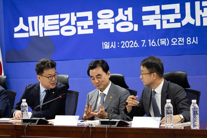 진성준 국방위원장(왼쪽부터)과 안규백 국방부 장관, 한병도 더불어민주당 당대표 직무대행 겸 원내대표가 16일 서울 여의도 국회 의원회관에서 열린 스마트강군 육성, 국군사관학교 창설방안 당정협의에서 대화하고 있다. 2026.7.16/뉴스1