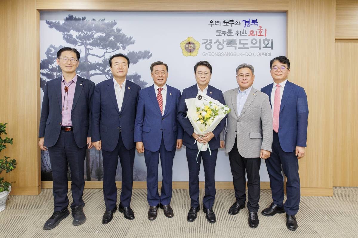 경상북도의회는 16일 오전 도의회 의장실에서 연규식 의원(포항4·국민의힘)을 전반기 도의원으로 임명했다./경북도의회
