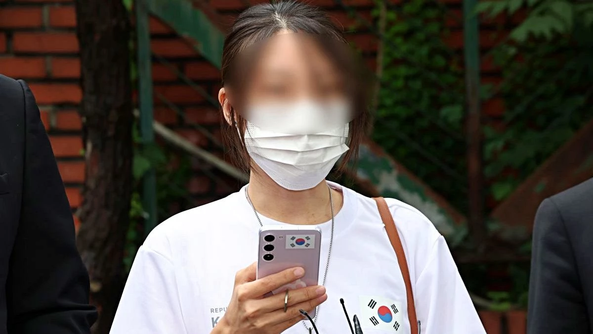 잠실 개표소 봉쇄 시위에서 체육단체 관계자들의 진입을 막아 '올다르크'(올림픽공원+잔 다르크)로 불린 여성 A 씨가 지난 10일 오후 서울 송파구 송파경찰서 앞에서 경찰 조사를 앞두고 입장 발표를 하고 있다. / 뉴스1