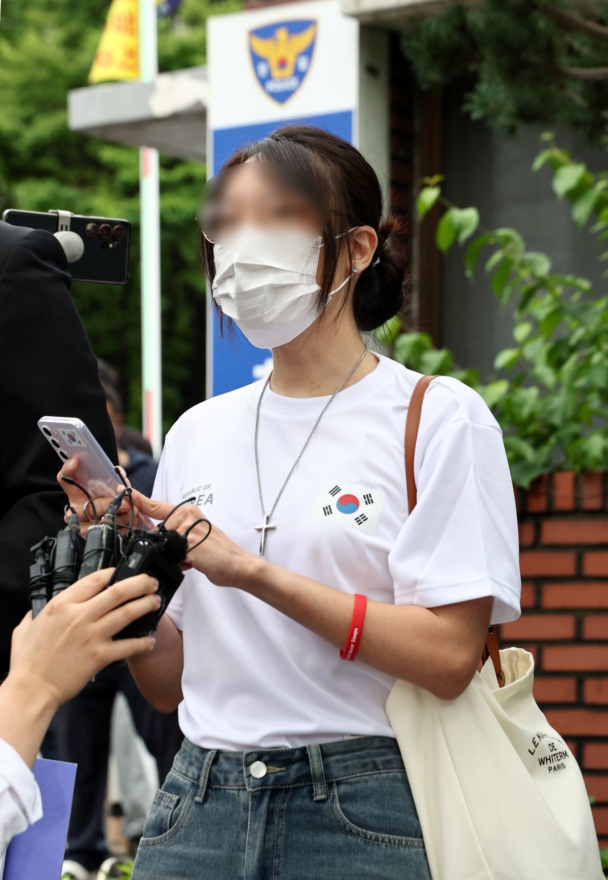 잠실 개표소 봉쇄 시위에서 체육단체 관계자들의 진입을 막아 '올다르크'(올림픽공원+잔 다르크)로 불린 여성 A 씨가 지난 10일 오후 서울 송파구 송파경찰서 앞에서 경찰 조사를 앞두고 입장을 밝히고 있다. / 뉴스1