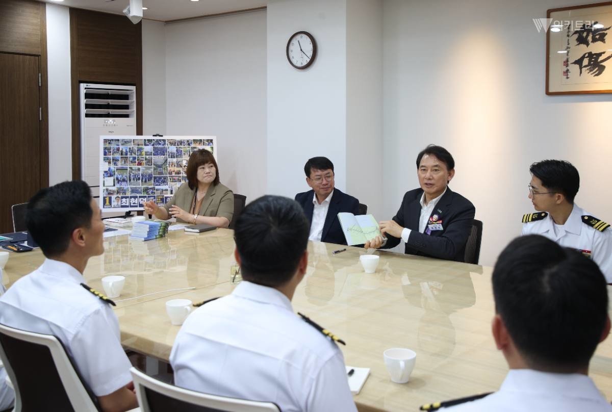 최현덕 시장이 해군 관계자들과 협력 방안을 논의하고 있다