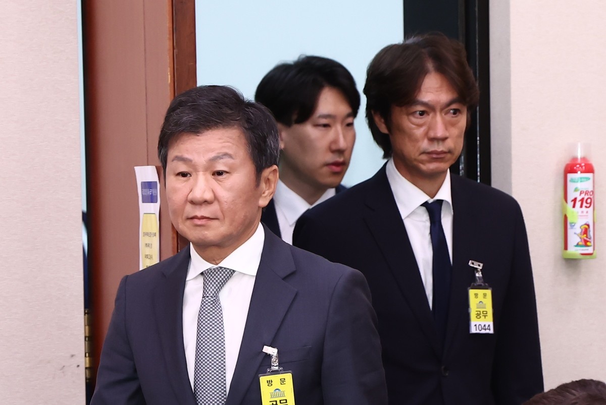 정몽규 전 대한축구협회 회장과 홍명보 전 축구대표팀 감독 / 뉴스1
