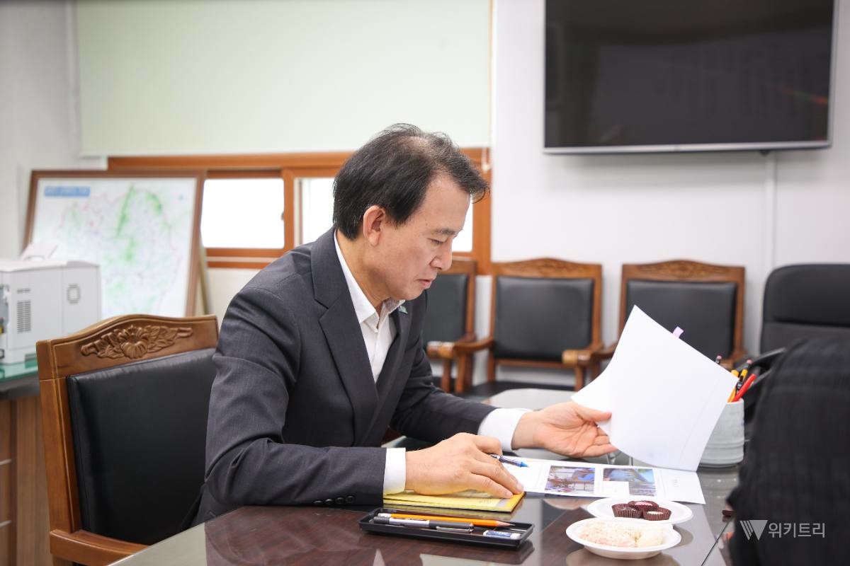 최현덕 시장이 진접읍 주요 현안을 검토하고 있다