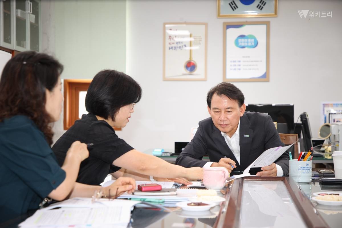 최현덕 시장이 진접읍 주요 현안을 보고받고 있다
