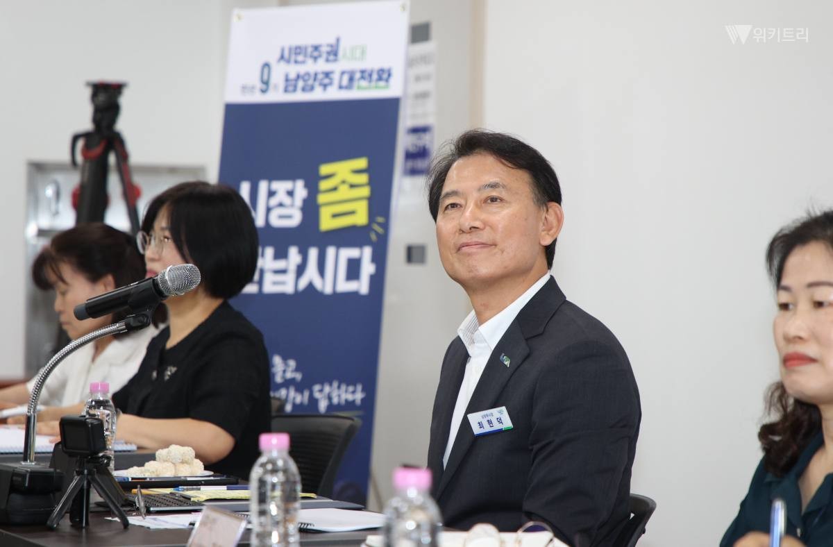 최현덕 시장이 ‘시장 좀 만납시다’에서 시민들의 건의사항을 청취하고 있다