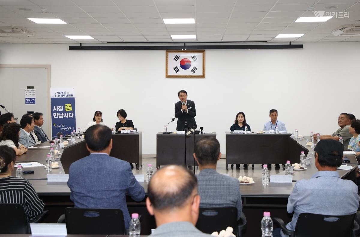 최현덕 시장이 ‘시장 좀 만납시다’에서 시민과 함께 지역 현안의 해결 방안을 논의하고 있다