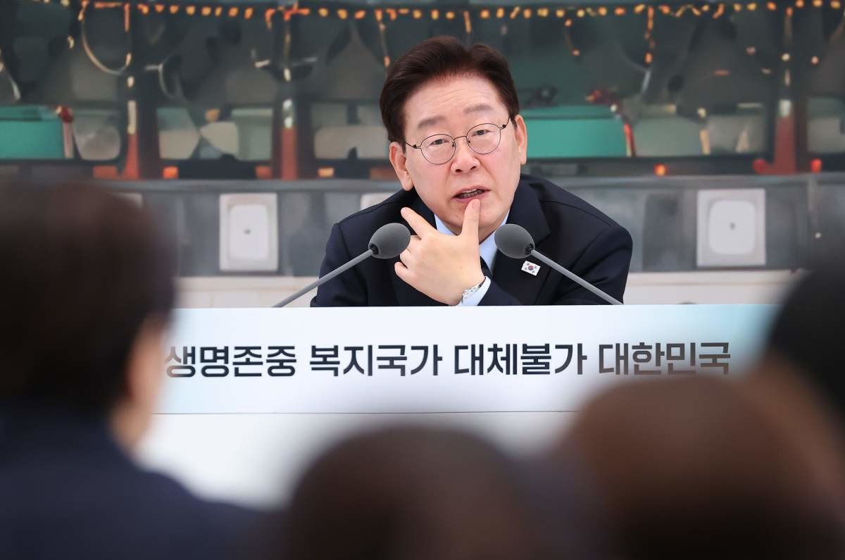 이재명 대통령이 16일 청와대 영빈관에서 열린 보건복지부, 식품의약품안전처, 성평등가족부, 국민권익위원회 2차 업무보고에서 발언을 하고 있다. / 뉴스1