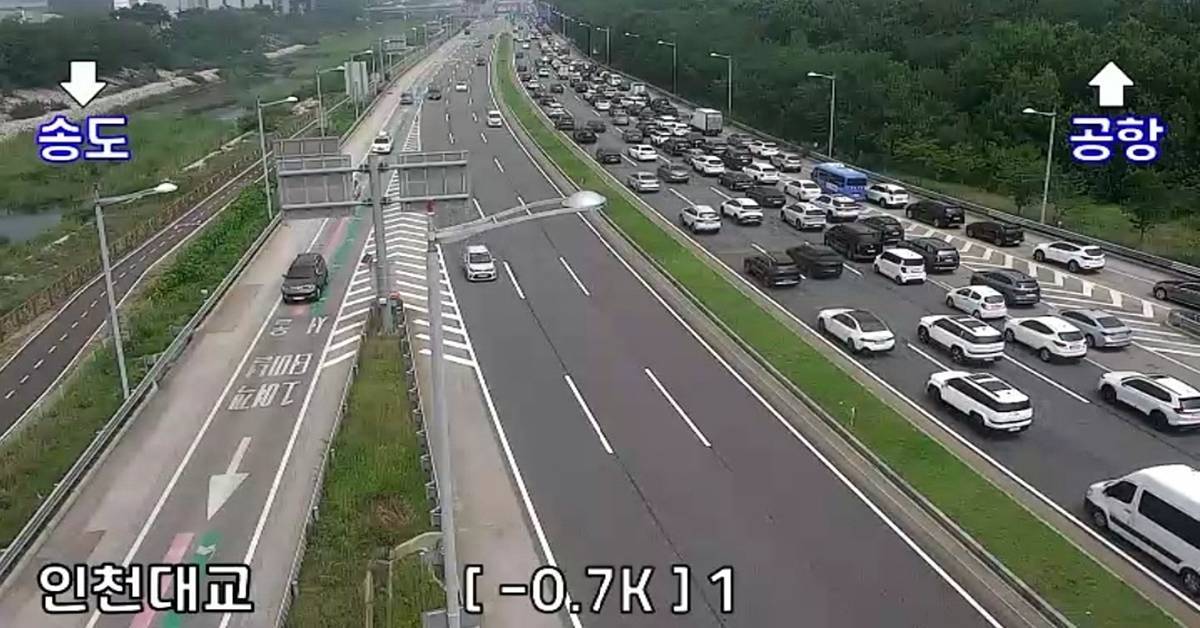 제헌절 연휴 ‘교통 대란’…한때 차량 진입 전면 통제된 ‘이 대교’