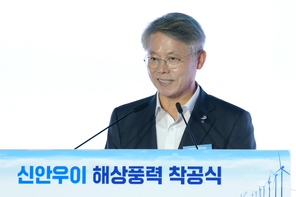 민형배 전남광주통합특별시장이 16일 신안국민체육센터에서 열린 ‘신안우이 해상풍력 발전단지 착공식’에서 축사를 하고 있다. / 전남광주통합특별시
