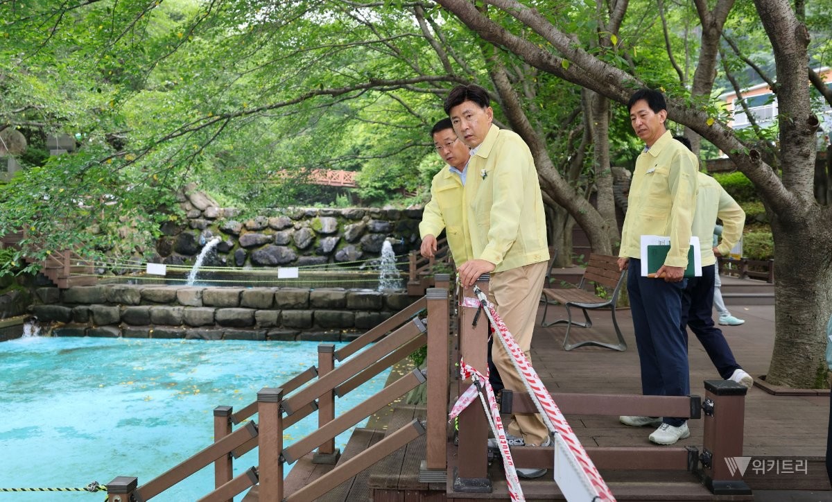 김철우 보성군수가 제암산자연휴양림을 찾아 물놀이장 등 주요 시설의 유지관리 상태를 점검하고 있다. / 보성군