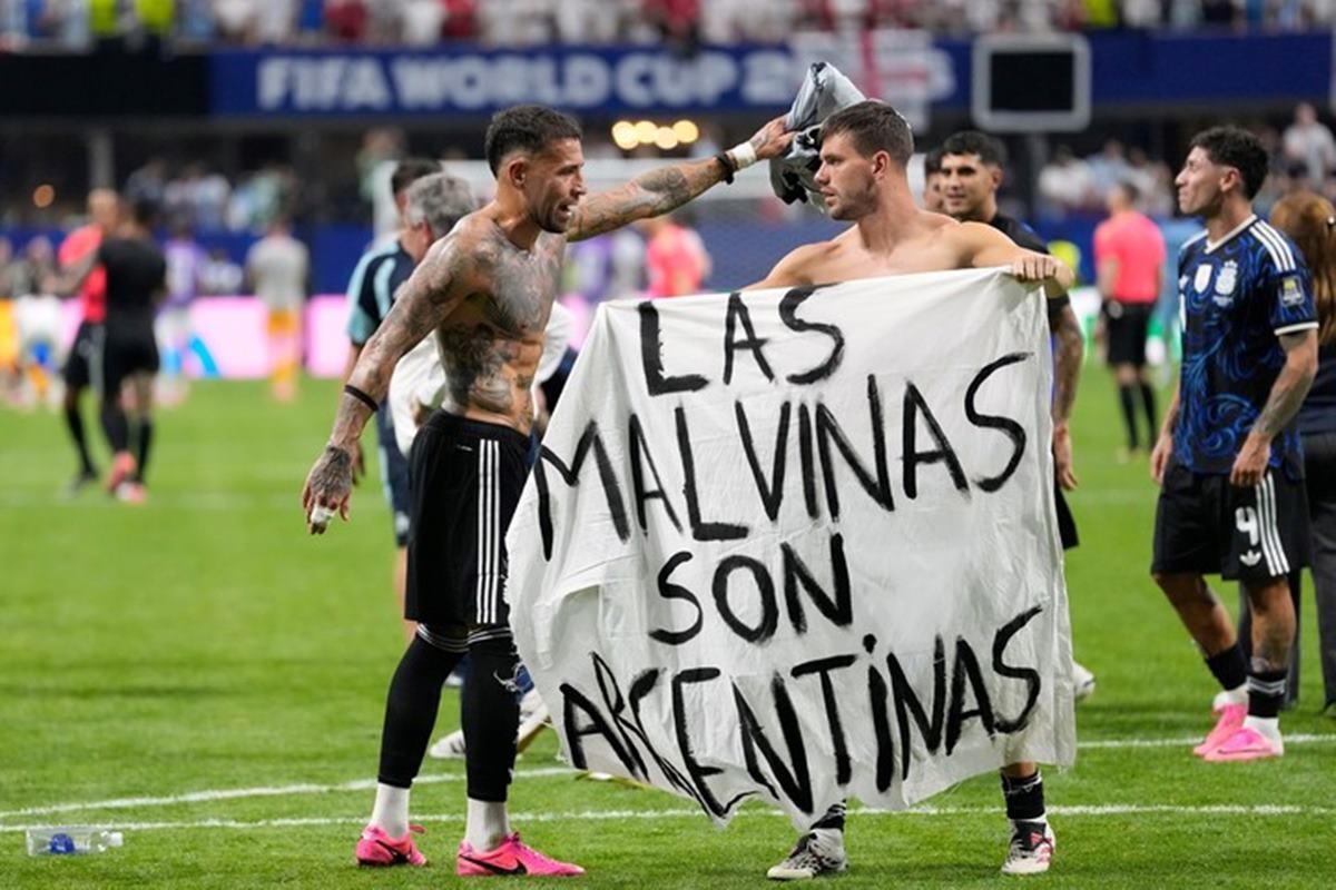'Las Malvinas son Argentinas(말비나스는 아르헨티나 땅이다)'라고 적힌 현수막을 들고 사진을 촬영하는 아르헨티나 선수들 / bbc sns