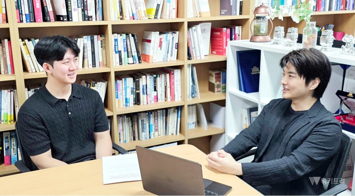 경제학과 박한중 학부생(왼쪽)과 이혁진 교수 / 조선대