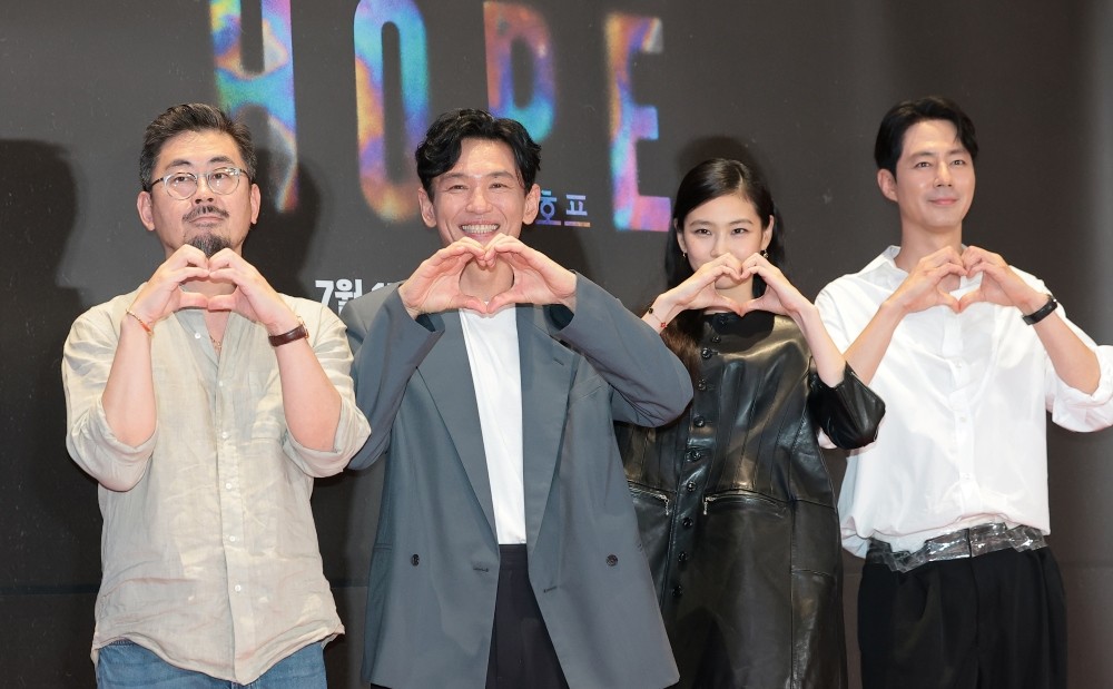 (왼쪽부터) 나홍진 감독과 황정민, 정호연, 조인성이 13일 오후 서울 강남구 메가박스 코엑스에서 열린 영화 '호프(HOPE)’ VIP시사회에 참석해 포즈를 취하고 있다. / 뉴스1