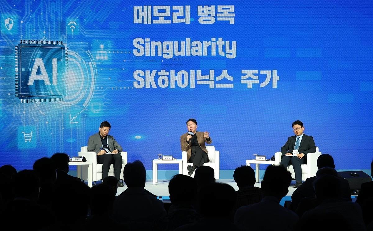 AI 성장 주제로 대담 중인 최태원 대한상의 회장...최태원 대한상의 회장(가운데)과 권석준 성균관대학교 교수(오른쪽), 이재욱 서울대학교 AI연구원장(왼쪽)이 '한국경제의 AI 성장을 위한 아젠다'라는 주제로 대담을 하고 있다 / 대한상의 제공, 연합뉴스
