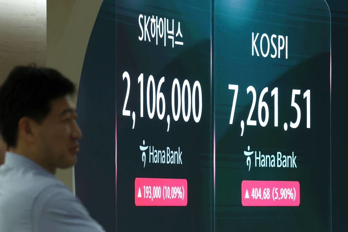 코스피 매수 사이드카가 발동된 지난 15일 오전 서울 중구 하나은행 딜링룸 전광판에 코스피 지수와 SK하이닉스 주가가 표시되고 있다 / 뉴스1