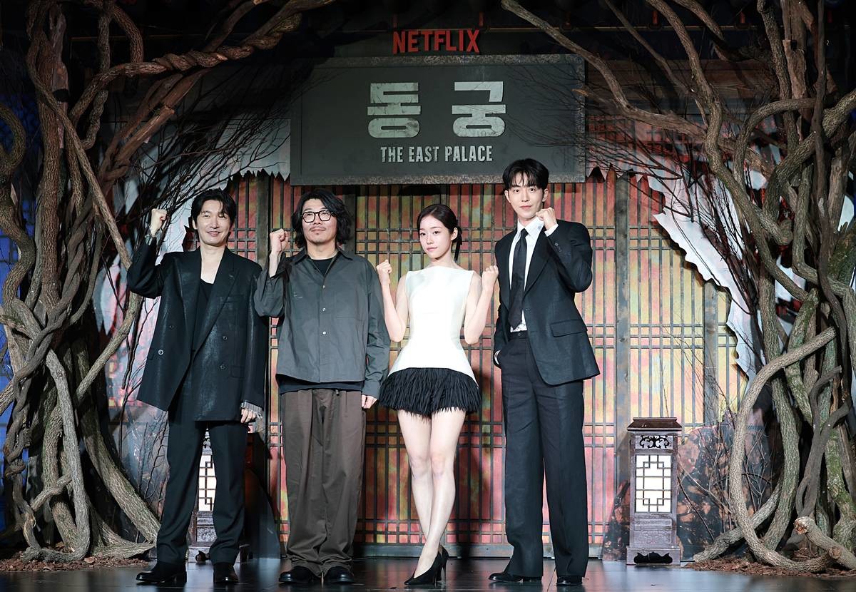 배우 조승우(왼쪽부터)와 최정규 감독, 노윤서, 남주혁이 지난 8일 오전 영등포구 페어몬트 앰배서더 서울에서 열린 넷플릭스 시리즈 ‘동궁’(극본 권소라) 제작발표회에서 포즈를 취하고 있다. ‘동궁’은 귀(⻤)의 세계를 넘나드는 능력을 가진 구천(남주혁 분)과 비밀을 간직한 궁녀 생강(노윤서 분)이 왕(조승우 분)의 부름을 받고 동궁에 깃든 저주를 파헤치면서 벌어지는 이야기다 / 뉴스1