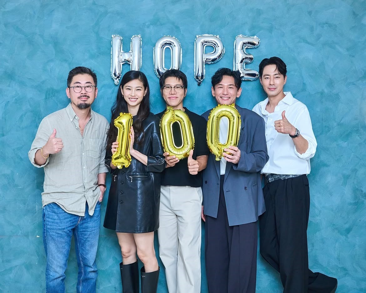 '호프' 측이 17일 100만 관객을 돌파하며 기념 사진을 공개했다. / 플러스엠 엔터테인먼트 인스타그램