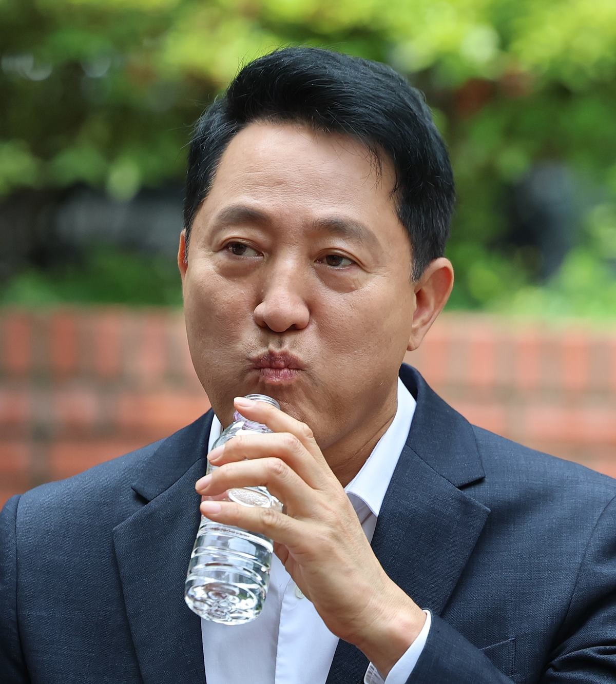 오세훈 서울시장이 정부의 자본시장 정책과 채무 탕감 정책을 강하게 비판하며 청년들의 자산 형성 기회가 무너지고 있다고 주장했다. 사진은 오세훈 서울시장이 16일 준공업지역 공동주택 용적률 완화가 적용된 서울 영등포구 양평 신동아아파트 재건축단지를 방문해 사업 추진 상황을 점검하고 있는 모습. / 뉴스1
