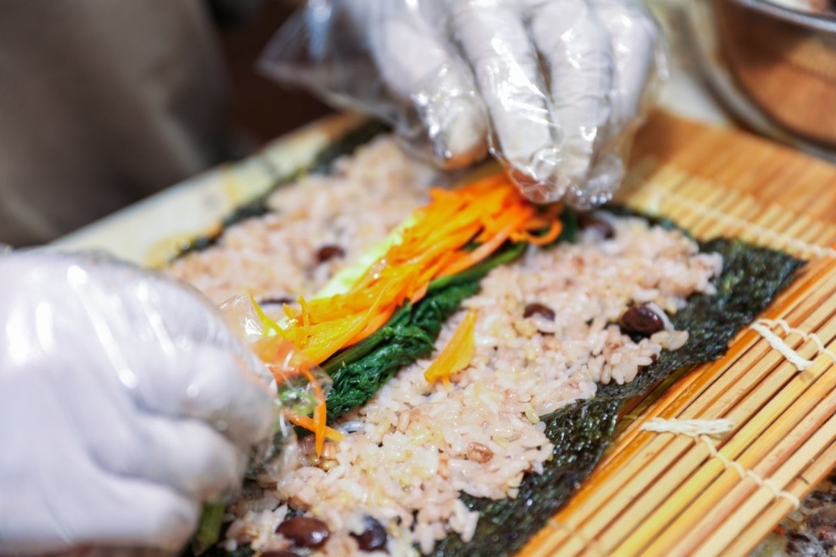 김밥을 마는 모습. / Your Hand Please-shutterstock.com