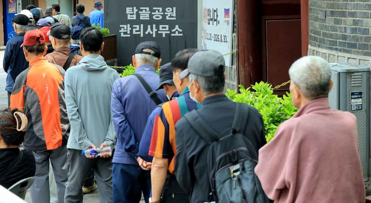 서울 종로구 탑골공원 인근 무료급식소를 찾은 어르신들이 식사를 위해 줄을 서고 있다. / 뉴스1