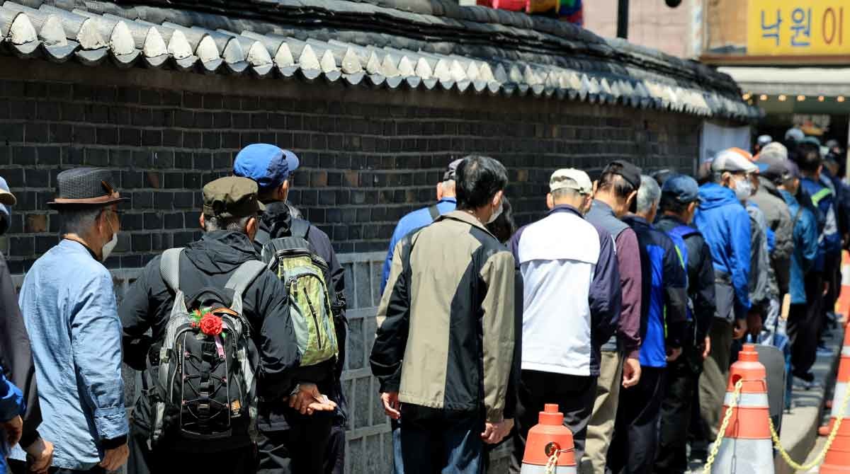지난 5월 6일 서울 종로구 탑골공원 인근 무료급식소를 찾은 어르신들이 식사를 위해 줄을 서고 있다. / 뉴스1