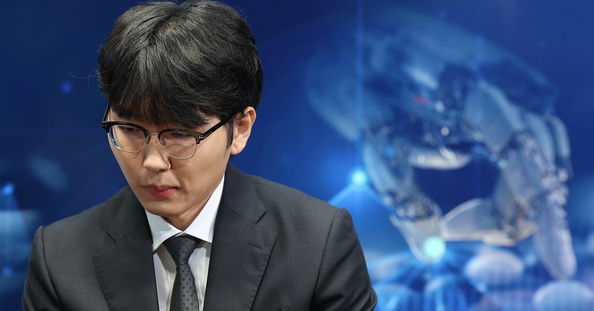 바둑 세계 랭킹 1위 신진서 9단이 현존하는 최고 수준의 바둑 AI 프로그램 카타고(KataGo)와 쎈수학·한경 기신전(棋神戰) 3번기를 치른다. 신진서가 17일 서울 중구 한국경제TV 스튜디오에서 대국을 펼치고 있다. / 연합뉴스