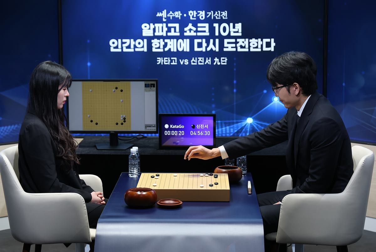 바둑 세계 랭킹 1위 신진서 9단이 현존하는 최고 수준의 바둑 AI 프로그램 카타고(KataGo)와 쎈수학·한경 기신전(棋神戰) 3번기를 치른다. 신진서가 17일 서울 중구 한국경제TV 스튜디오에서 대국을 펼치고 있다. / 연합뉴스