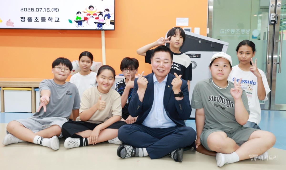 임지락 화순군수는 지난 16일 청풍초등학교를 전격 방문하여 기적을 일궈낸 어린 주역들과 열정적인 교직원들을 뜨겁게 안아주며 격려했다. / 화순군