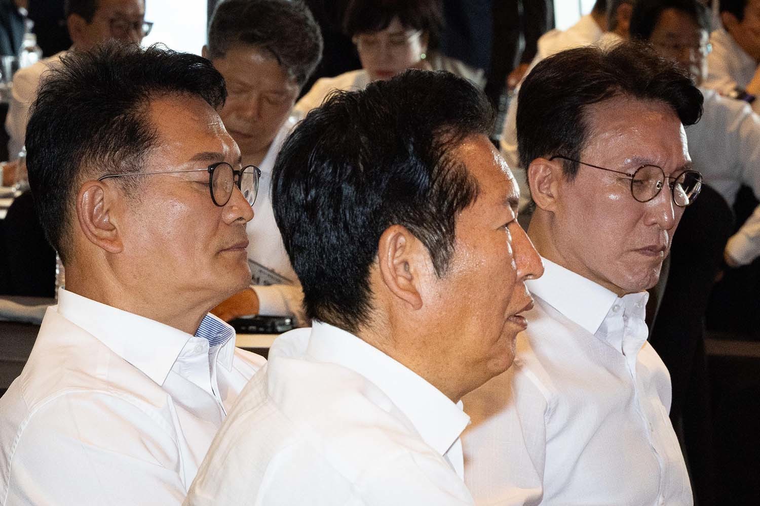 정청래 전 더불어민주당 대표와 송영길 전 대표, 김민석 전 총리가 3일 서울 용산구 서울드래곤시티에서 열린 22대 후반기 국회 대비 더불어민주당 국회의원 워크숍에서 한병도 대표 직무대행의 인사말을 경청하고 있다. / 뉴스1