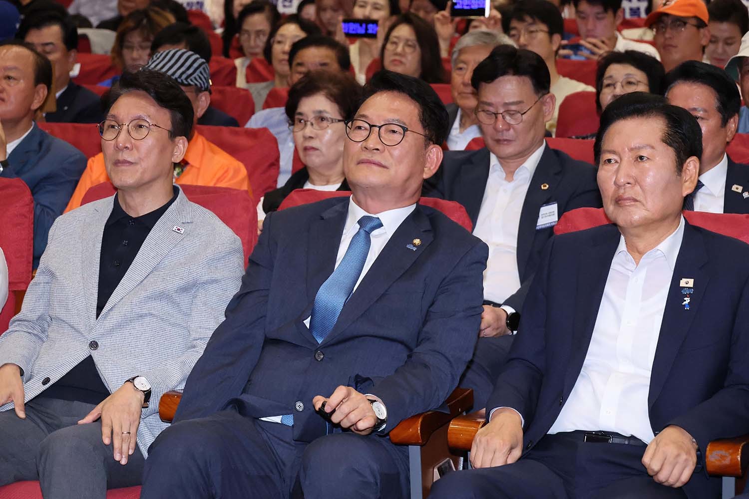 김민석(왼쪽부터)·송영길·정청래 더불어민주당 당대표 후보가 12일 서울 여의도 국회 의원회관에서 열린 전국자치분권민주지도자회의 당대표 후보 정견 발표에 자리하고 있다. / 뉴스1