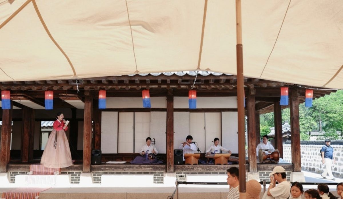 서울 중구 남산골한옥마을에서 전통 혼례식 중 전통 공연이 진행 중인 모습. / 남산골한옥마을 제공.