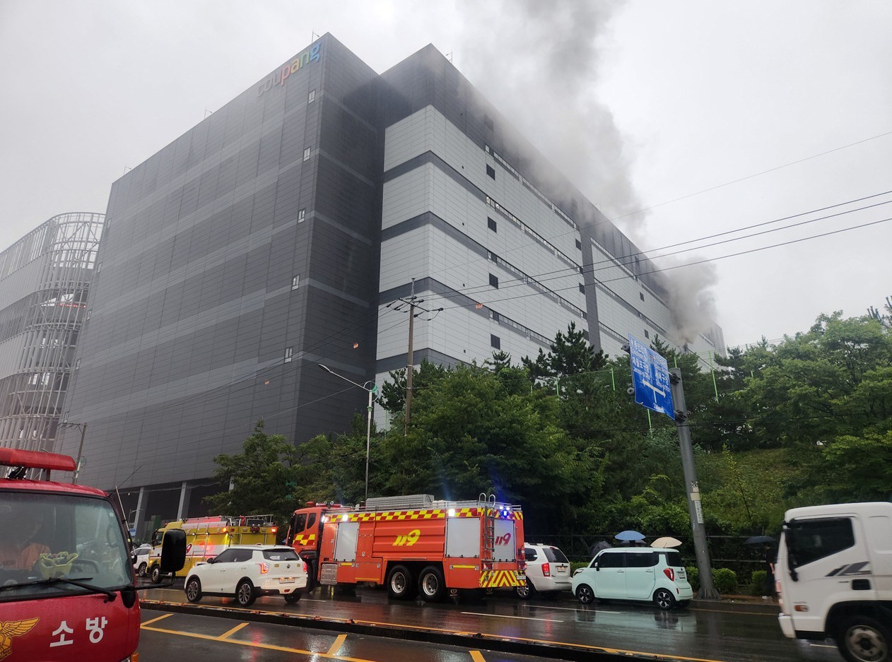 18일 인천 서해구 석남동 쿠팡32물류센터 6층에서 화재가 발생해 소방 관계자들이 화재 진화 작업을 펼치고 있다. 소방청은 오후 3시 15분을 기해 국가소방동원령을 발령했다. / 인천소방본부 제공 - 뉴스1