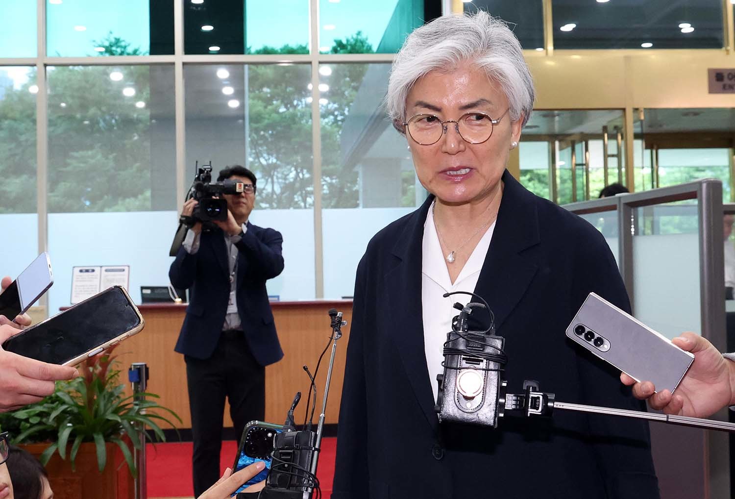 강경화 주미국대한민국대사가 15일 오후 서울 종로구 정부서울청사 별관 외교부에서 조현 외교부 장관과 면담에 앞서 취재진의 질문을 받고 있다./ 뉴스1
