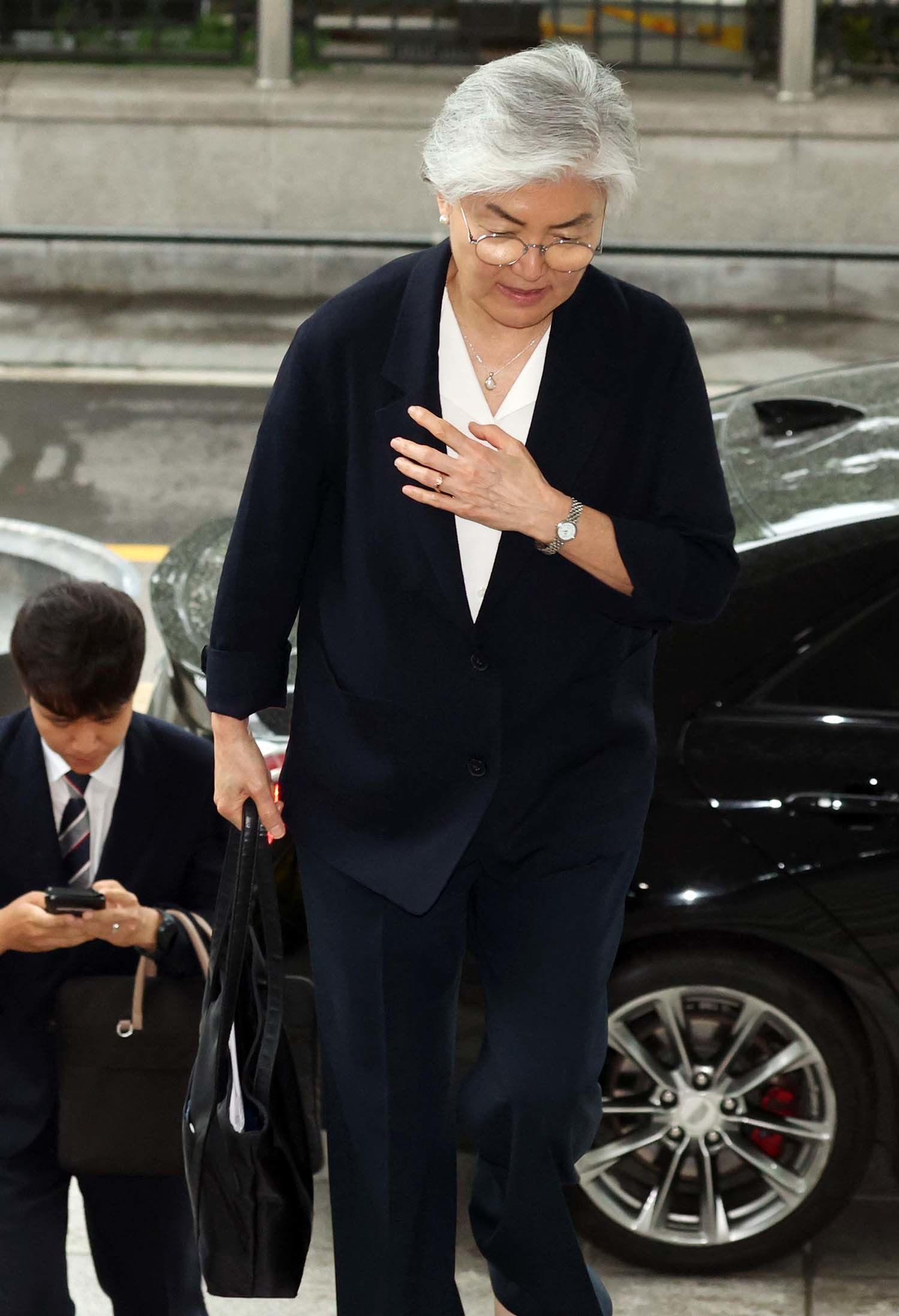 강경화 주미국대한민국대사가 15일 오후 서울 종로구 정부서울청사 별관 외교부에서 조현 외교부 장관과 면담을 하기 위해 이동하고 있다. / 뉴스1