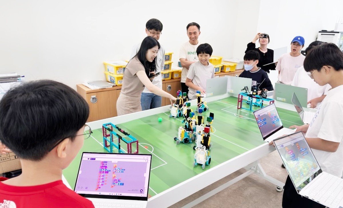 초등학교 5~6학년 학생과 학부모가 지난 11일 AI교육원에서 열린 ‘2026 로봇 월드컵: 광주AI 스파이크 리그’에서 직접 제작하고 코딩한 레고 축구 로봇으로 경기를 펼치고 있다./ 전남광주통합특별시교육청