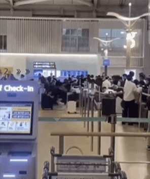 인천공항 출국장 체크인 카운터에서 발생한 새치기 모습 / 온라인 커뮤니티, 연합뉴스