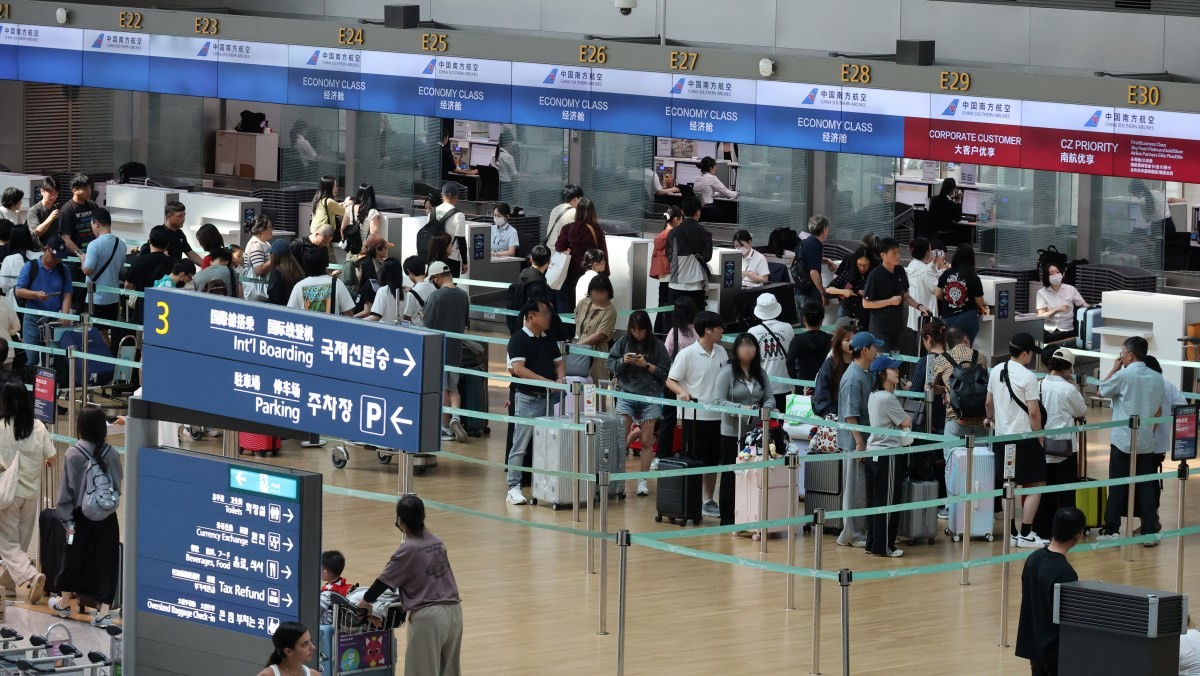인천국제공항 출국장에서 여행객들이 체크인 줄을 서 있다. / 연합뉴스