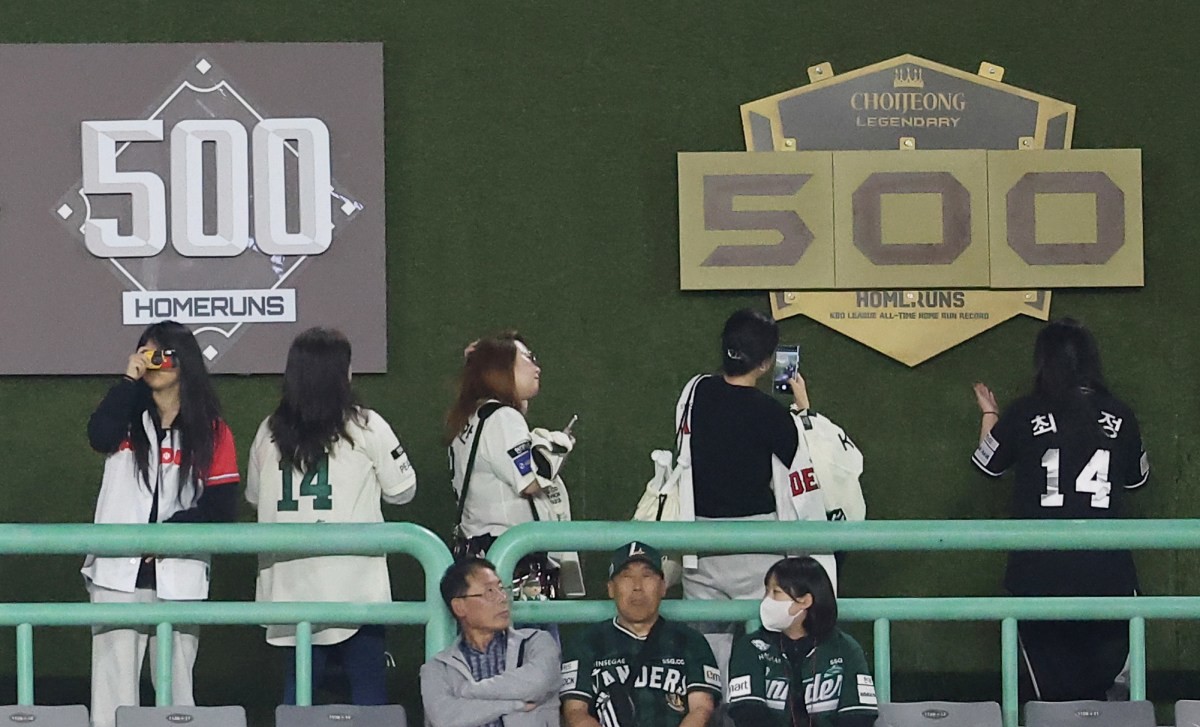 관객들이 최정 500홈런을 기념하는 포토존에서 기념 촬영을 하고 있다. / 연합뉴스