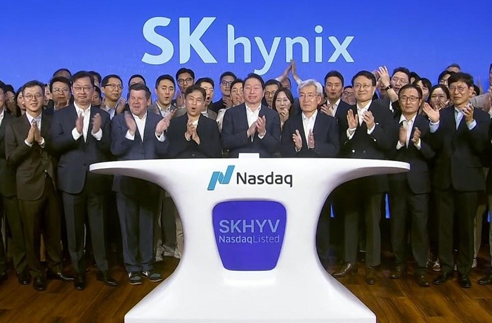 최태원 SK그룹 회장, 곽노정 SK하이닉스 대표이사를 비롯한 임직원들이 10일 미국 뉴욕 나스닥 타워에서 주식예탁증서(ADR) 나스닥 시장 상장 세리머니를 하고 있다. 2026.7.10/뉴스1