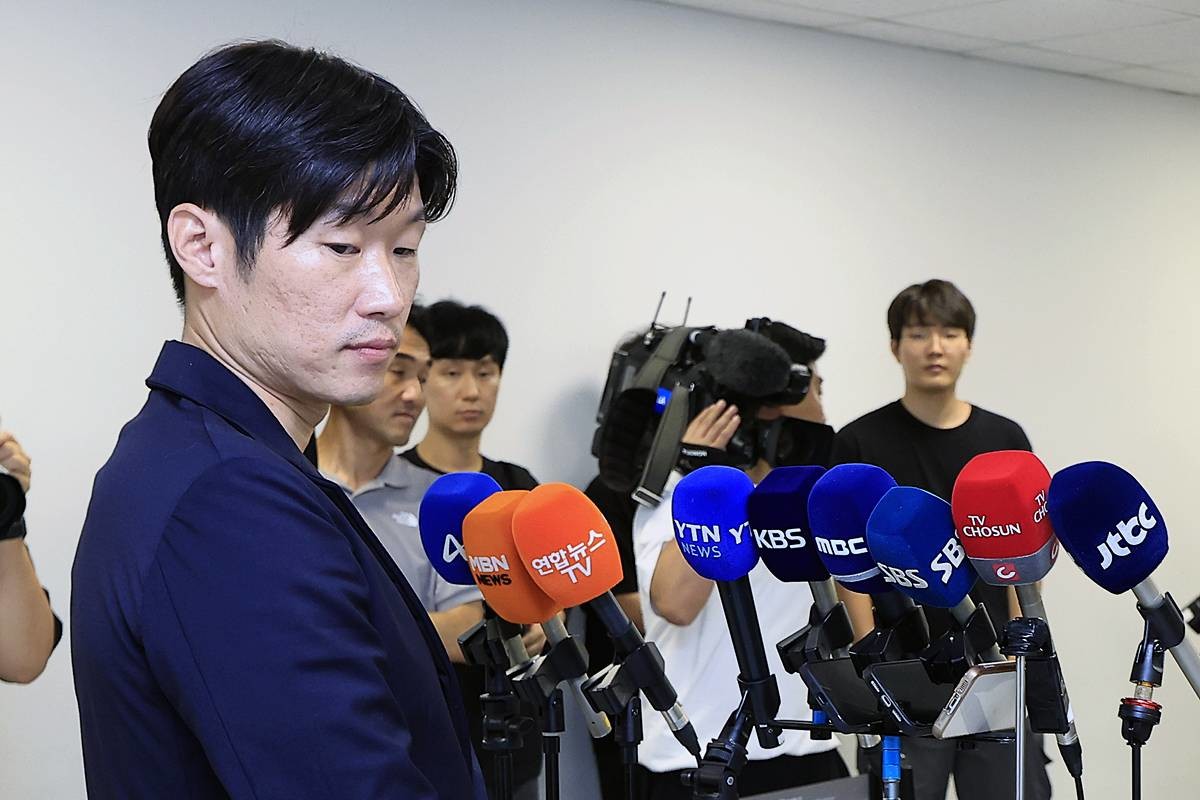 박지성 K-축구혁신위원회 공동위원장이 지난 13일 오후 서울시 종로구 국립현대미술관 사무동에서 열린 K-축구 혁신위원회 2차 회의를 마친 뒤 취재진의 질문을 받고 있다 / 뉴스1