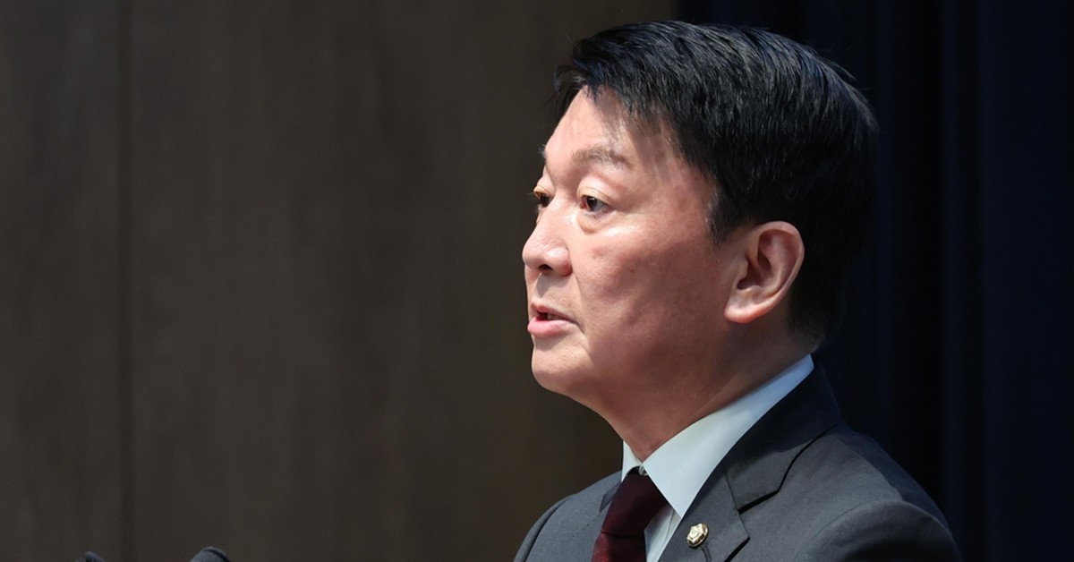 안철수 국민의힘 의원이 12일 서울 여의도 국회 소통관에서 한동훈 무소속 의원의 국민의힘 복당 반대 기자회견을 하고 있다. / 뉴스1