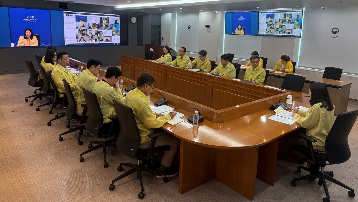 외교부는 19일 김진아 제2차관 주재로 중동 지역 17개 재외공관과 본부-공관 합동 상황점검회의를 열어 중동 정세를 평가하고 우리 국민과 선박의 안전 대책을 점검했다고 밝혔다 / 뉴스1