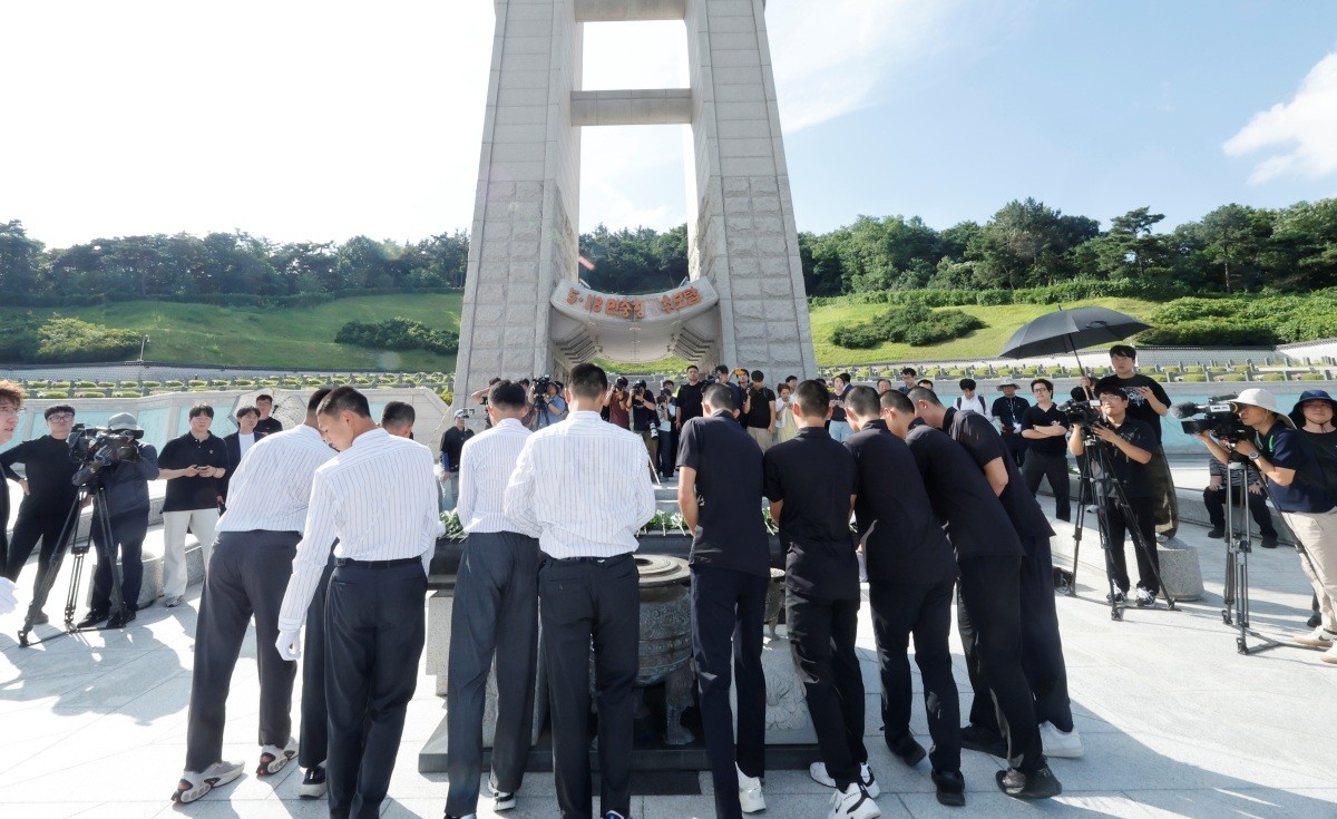 배재고 야구부 선수단과 교사, 학부모 80여명이 지난달 6일 광주일고 야구부와 함께 광주 국립 5.18민주묘역을 찾아 헌화하고 있다. / 뉴스1