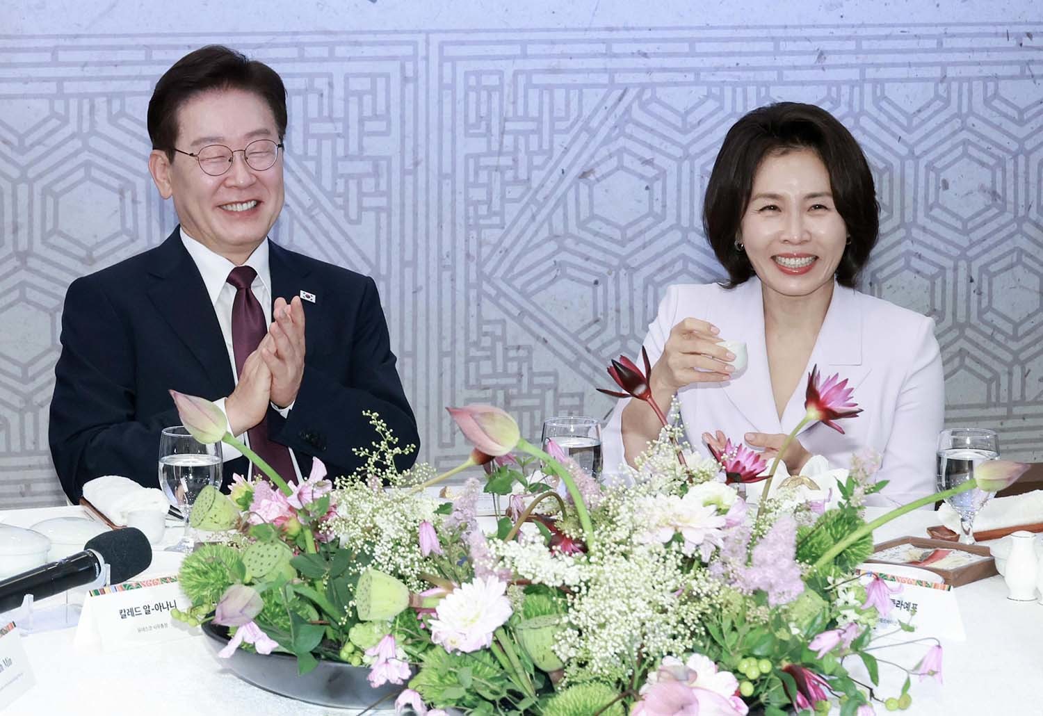 이재명 대통령과 김혜경 여사가 19일 부산에서 열린 제48차 유네스코 세계유산위원회 내빈 만찬에서 미소를 짓고 있다. / 뉴스1 (청와대통신사진기자단)