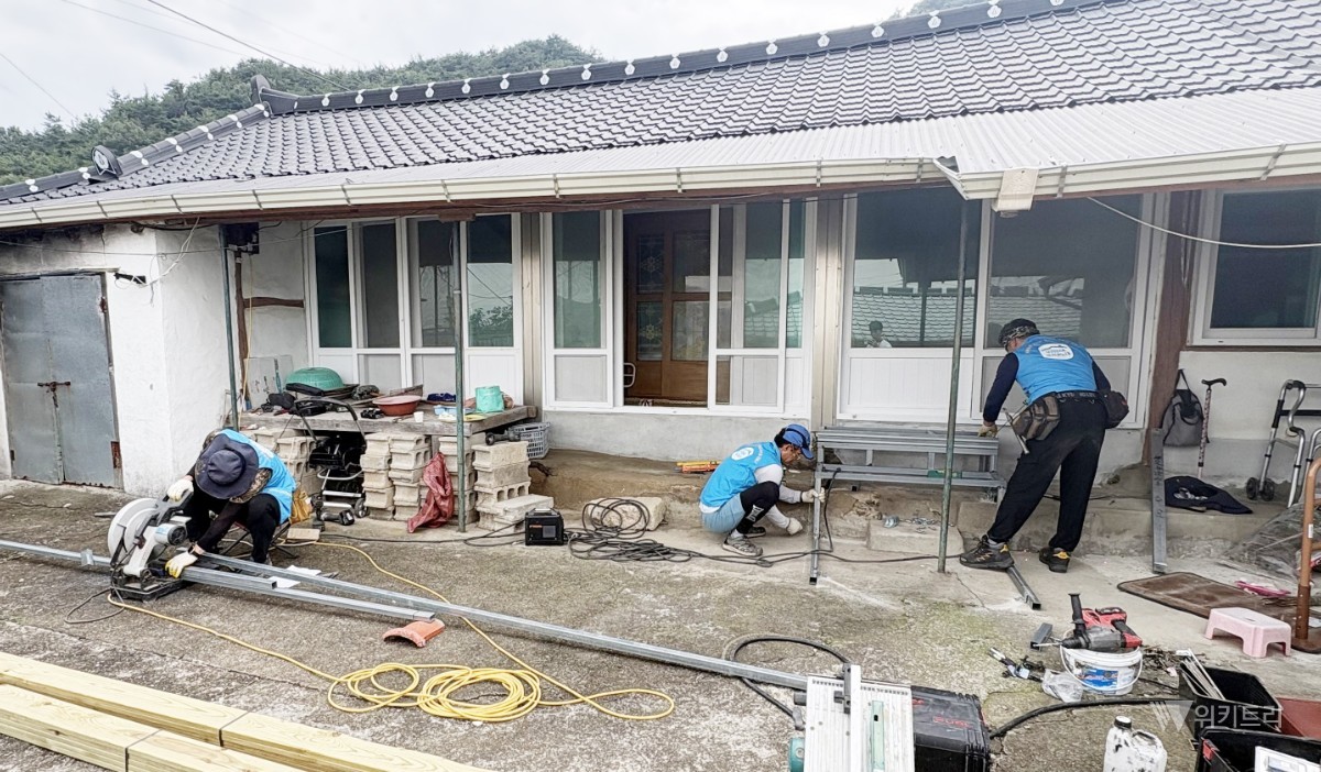 구슬땀 빚어낸 기적의 안식처… 함평 학교면 '복지 특공대' 떴다